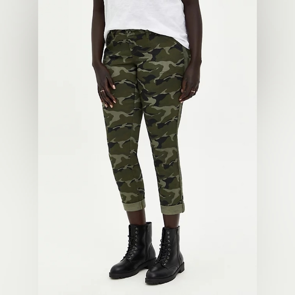 🔥NWT Torrid Crop Aviator Skinny Stretch Twill Mid-Rise Pant, Size 30